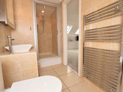 y baño con ducha, aseo y lavamanos. en 3 bed in Bamburgh 87918, en Bamburgh