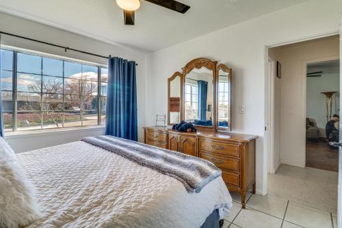 1 dormitorio con cama, tocador y espejo en Palmdale Family Home with Private Pool and Backyard en Palmdale