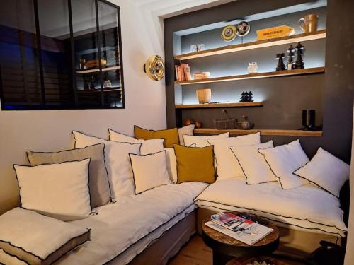 a living room with a couch with pillows on it at paisible appartement près des pistes in La Salle Les Alpes