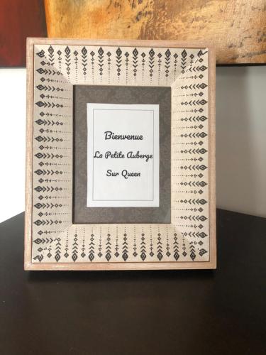a picture frame with a black and white picture at La Petite Auberge Sur Queen in Rawdon