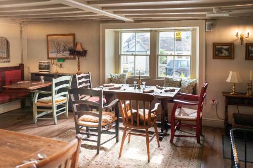 uma sala de jantar com mesa e cadeiras em The George em Bradford on Avon