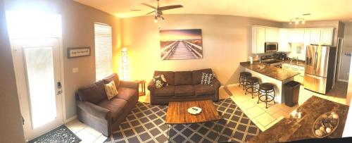 uma sala de estar com um sofá e uma mesa em Sandy Feet Retreat MS em Gulfport