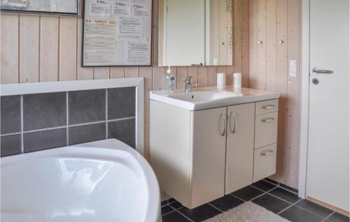een badkamer met een toilet, een wastafel en een bad bij Lovely Home In Sydals With Sauna in Skovby