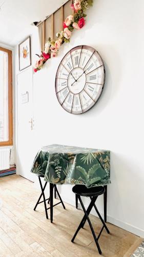 Ruang duduk di Chambre calme vue jardin