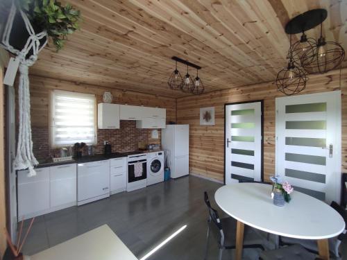 una cocina con paredes de madera y una mesa en una habitación en Domki nad morzem i jeziorem en Jezierzany