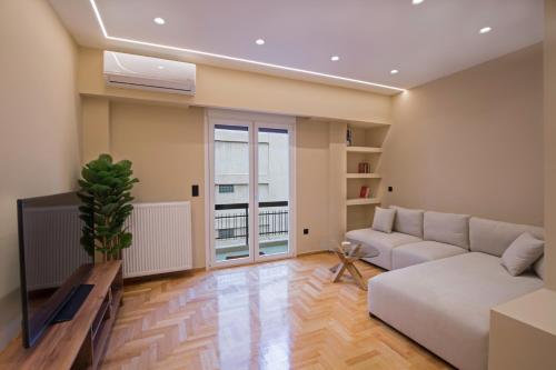 Urban Spacious Apartment Near Kallimarmaron
