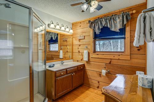 Bryson City Cabin with Private Hot Tub and Pool Table! في بريسون سيتي: حمام مع دش ومغسلة ومرآة