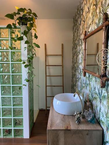 une salle de bain avec un lavabo sur une table en bois dans l'établissement La Ferme Pouchuc, à Bénesse-Maremne