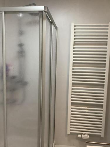 um chuveiro com uma porta de vidro na casa de banho em Sanhe em Mersch