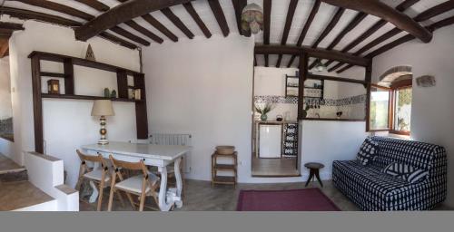 ein Wohnzimmer mit einem Tisch und einem Sofa in der Unterkunft Il Borghetto sul Golfo in Magazzini
