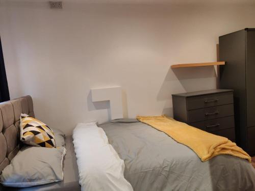 een bed in een kamer met een dressoir en een bed sidx sidx sidx sidx bij Super 7Bed House - Hot Tub - Large Gathering Meets in Headingley