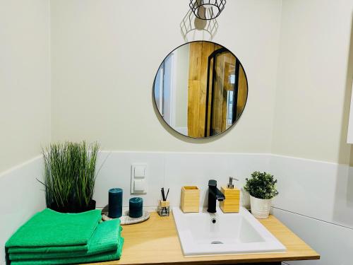 a bathroom with a sink and a mirror at Olivia Apartments - Słoneczny apartament w centrum Warszawy, Plac Unii Lubelskiej, Łazienki Królewskie, Pole Mokotowskie - 24h check-in in Warsaw