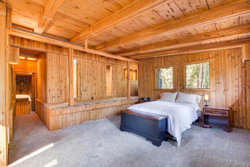 sypialnia z łóżkiem w drewnianym domku w obiekcie Klamath Falls Cabin with Private Sauna and Fire Pit! w mieście Klamath Falls