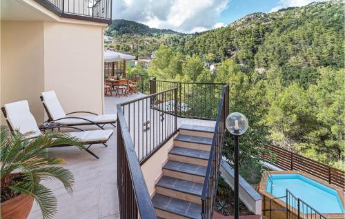 Schody prowadzące na balkon z basenem w obiekcie Cozy Home In Torraca With Wifi w mieście Torraca