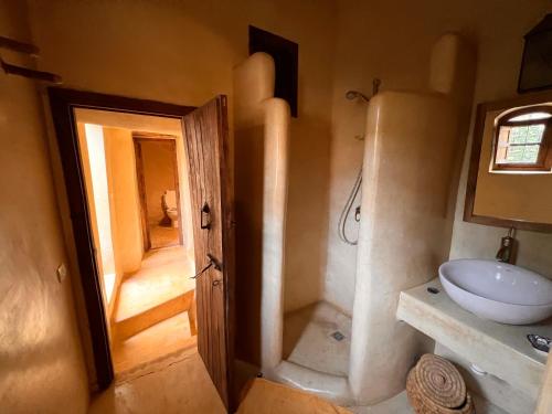 a bathroom with a toilet and a sink at Dar Les Dattiers in Taroudant