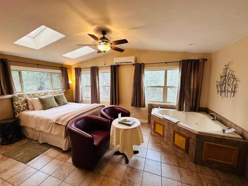 Katil atau katil-katil dalam bilik di The Inn at Shasta Lake