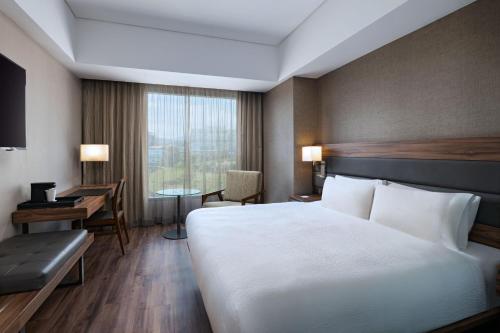 Ένα ή περισσότερα κρεβάτια σε δωμάτιο στο AC Hotel by Marriott Santa Fe
