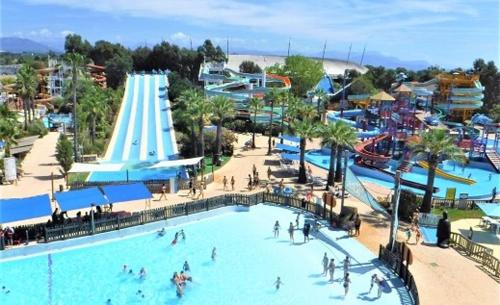 une grande piscine dans un parc d'attractions dans l'établissement 'Petite-maison' à droite Vieux port PALAIS - 3 ou 4 CH - 4 TV - 3 SDD - 2 wc indpdts - FIBRE - Pkgs, à Cannes