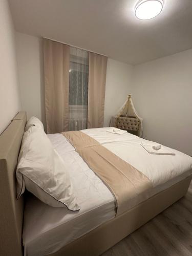 a large bed in a room with a window at Familien Apartment in Niederaigen