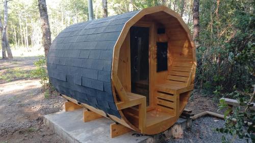 una pequeña cabaña de madera en medio de un bosque en Tinajas los coihues, en Pucón