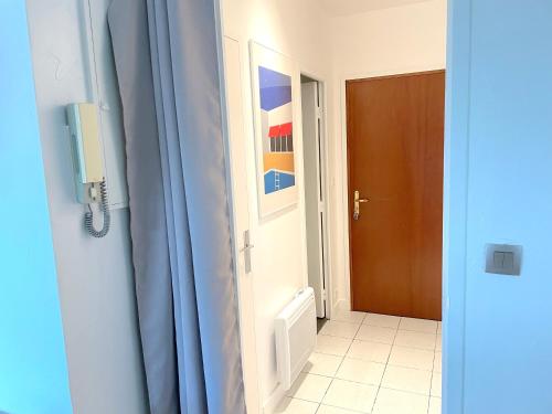 Habitación con puerta, espejo y pasillo en ღ La Corniche • Grand Studio, Piscine & Parking, en La Rochelle