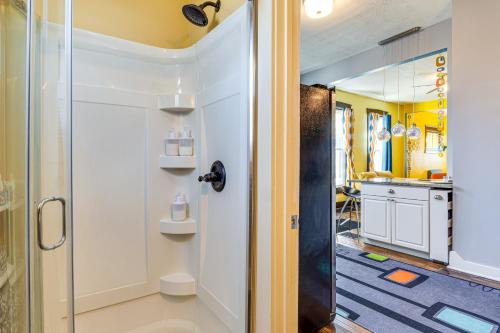 uma casa de banho com um chuveiro e um lavatório. em Retro-Inspired Indy Home Walk to Fountain Square! em Indianápolis