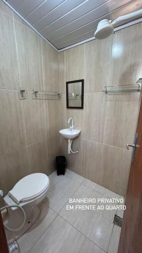 uma casa de banho com um WC e um lavatório em Hospedagem Tartaruga Bz em Búzios