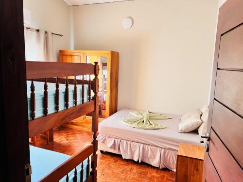 Dormitorio pequeño con litera y escalera en Casa para Férias, en Inhambane