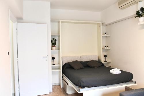 łóżko w pokoju z półkami w obiekcie CasualSuiteRadio w Rzymie