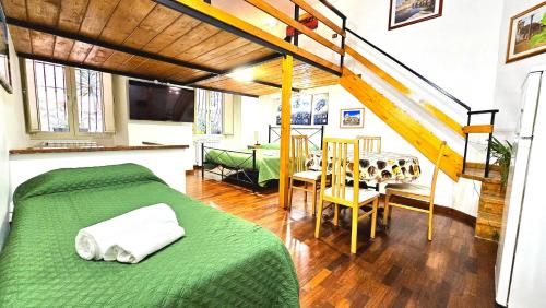 una camera con letto verde e una sala da pranzo di A Casa Simpatia - Check-in Via Bixio, 41 a Roma