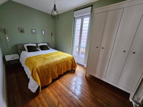 een slaapkamer met een bed en een groot raam bij Entre 2 flots 2 in Le Tréport