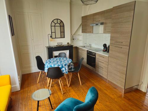 eine Küche mit einem Tisch und Stühlen im Zimmer in der Unterkunft Entre 2 flots 2 in Le Tréport