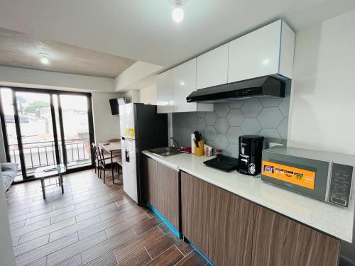 a kitchen with a counter top in a room at Apartamento zona 1, Ciudad de Guatemala in Guatemala