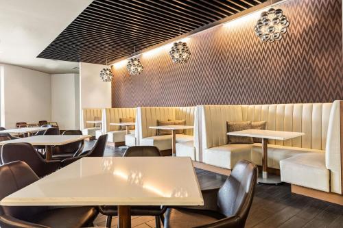 a dining room with tables and chairs at Chicago Marriott Naperville in Naperville