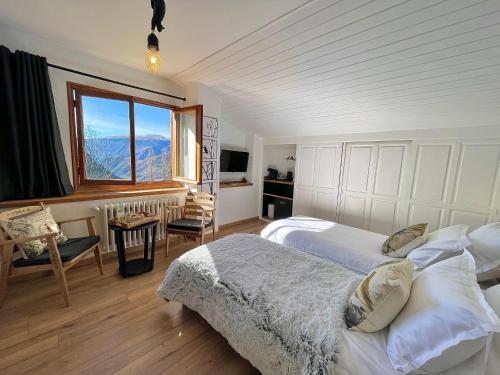 1 Schlafzimmer mit 2 Betten und einem Fenster in der Unterkunft Chalet Le Tilleul in Valdeblore