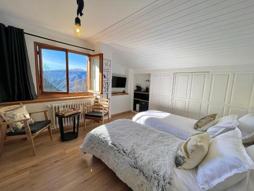 a bedroom with two beds and a window at Chalet Le Tilleul in Valdeblore