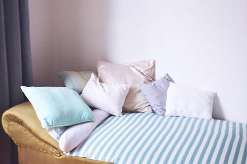 un mucchio di cuscini poggiati sopra un letto di Großes, helles Zimmer mit privatem Bad in Villa a Gotha