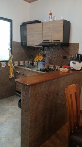 a kitchen with a wooden counter top and a stove at VILLA DEL SOL PURIFICACIÓN TOLIMA in Purificación