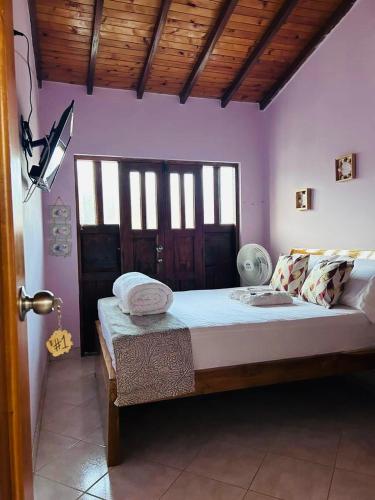 una camera con un grande letto di B&B CALLE REAL a San Roque