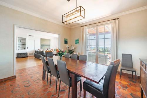 uma sala de jantar com mesa e cadeiras em Charming villa with sea view em Vallauris
