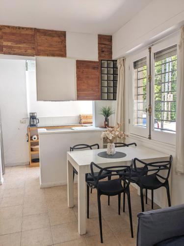 a kitchen with a table and chairs in a room at Hermoso dpto San isidro in San Isidro