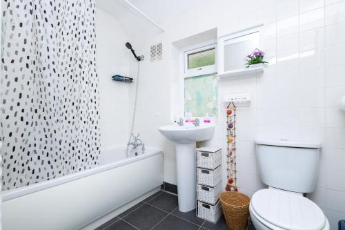 uma casa de banho com um lavatório, um WC e um chuveiro em Entire home in Seacroft, Leeds, UK em Roundhay