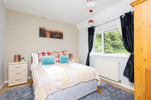 Entire home in Seacroft, Leeds, UK في Roundhay: غرفة نوم بسرير ونافذة