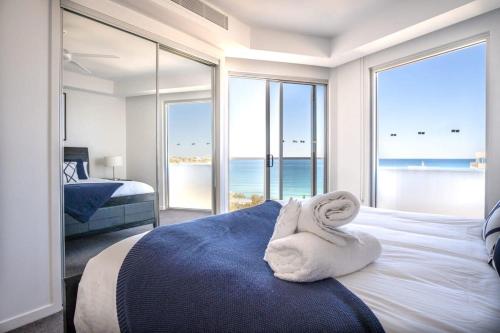 um quarto com uma cama com toalhas em Panoramic Ocean Views At Maroochydore em Maroochydore