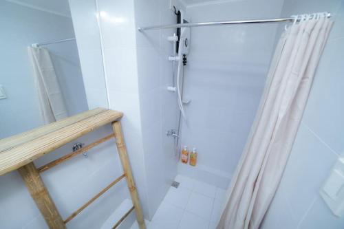 Un baño de 2-BR Condo for 4 in Dumaguete
