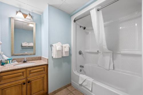 La salle de bains est pourvue d'une baignoire blanche et d'un lavabo. dans l'établissement Ocean Reef 925, à Myrtle Beach