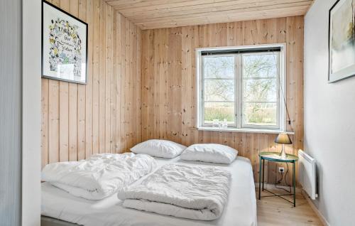 Duas camas num quarto com paredes de madeira em 3 Bedroom Pet Friendly Home In Hjslev em Højslev