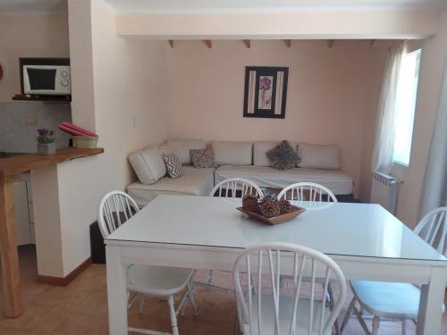 聖卡洛斯－德巴里洛切的住宿－Casa Llao alojamiento de montaña，客厅配有桌椅和沙发