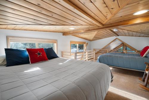 a bedroom with a large bed and a wooden ceiling at The Cabins at Hyatt in Ashland