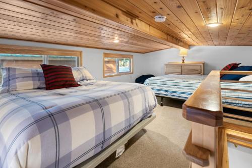- une chambre avec deux lits et un plafond en bois dans l'établissement The Cabins at Hyatt, à Ashland